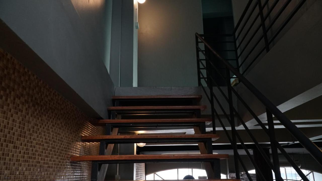 Nara Cafe And Hostel Bangkok Extérieur photo