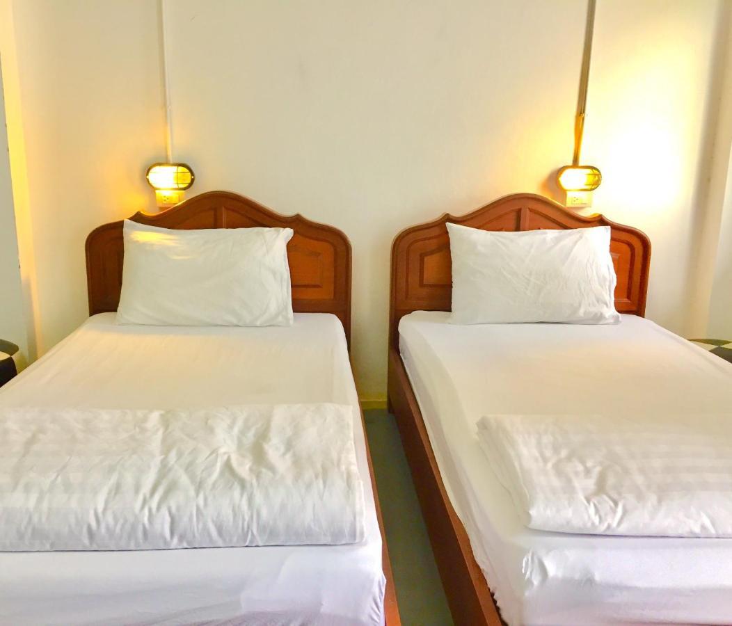 Nara Cafe And Hostel Bangkok Extérieur photo