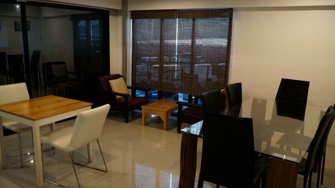 Nara Cafe And Hostel Bangkok Extérieur photo