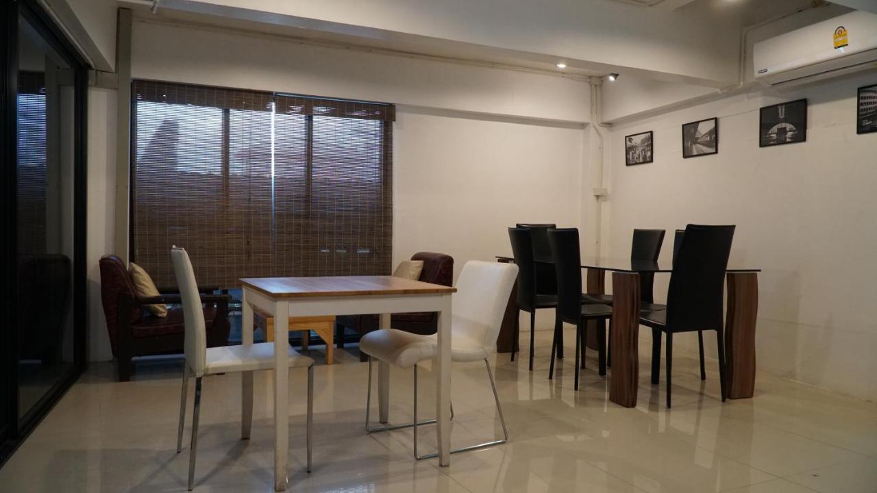 Nara Cafe And Hostel Bangkok Extérieur photo