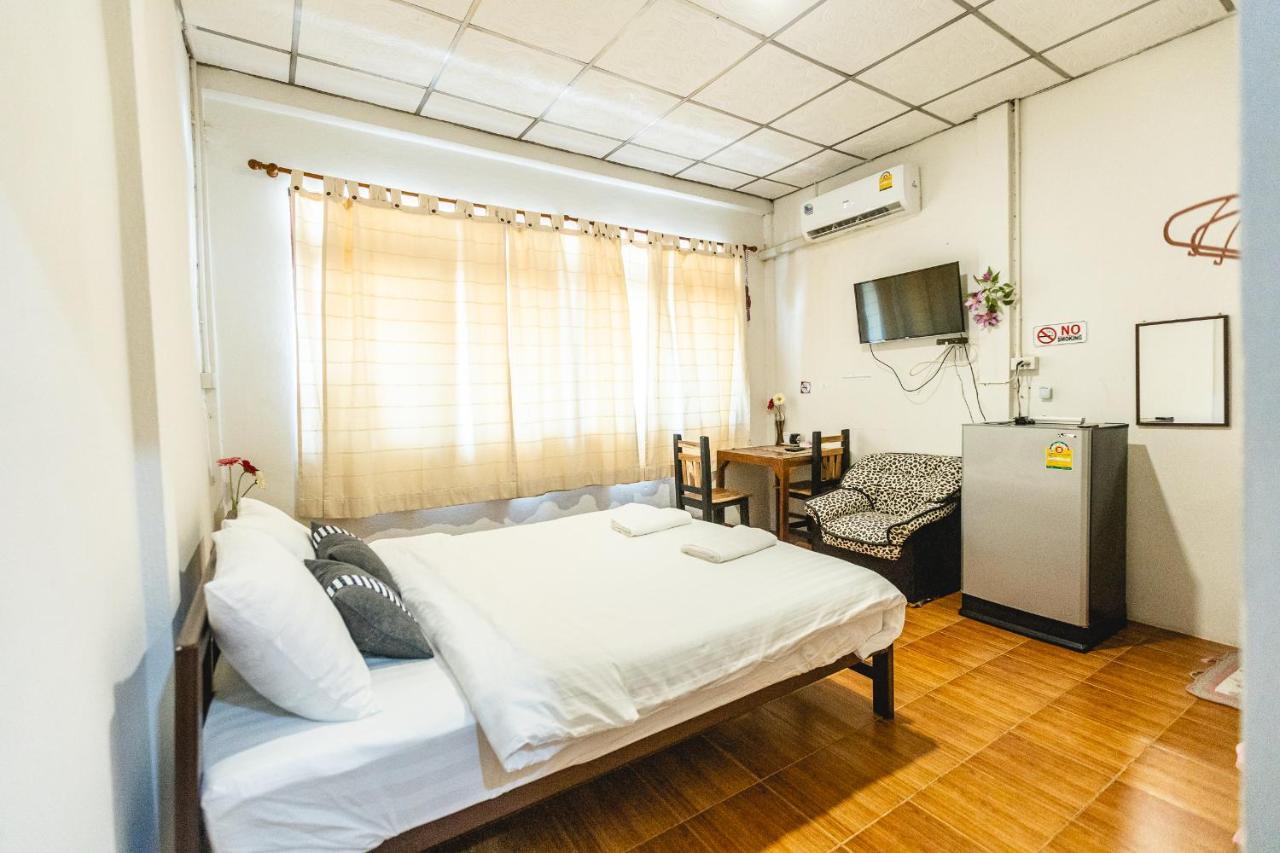 Nara Cafe And Hostel Bangkok Extérieur photo